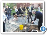 Alexandre Pouchkine plantant un tilleul au pied de la statut du poète Alexandre S. Pouchkine à Perm